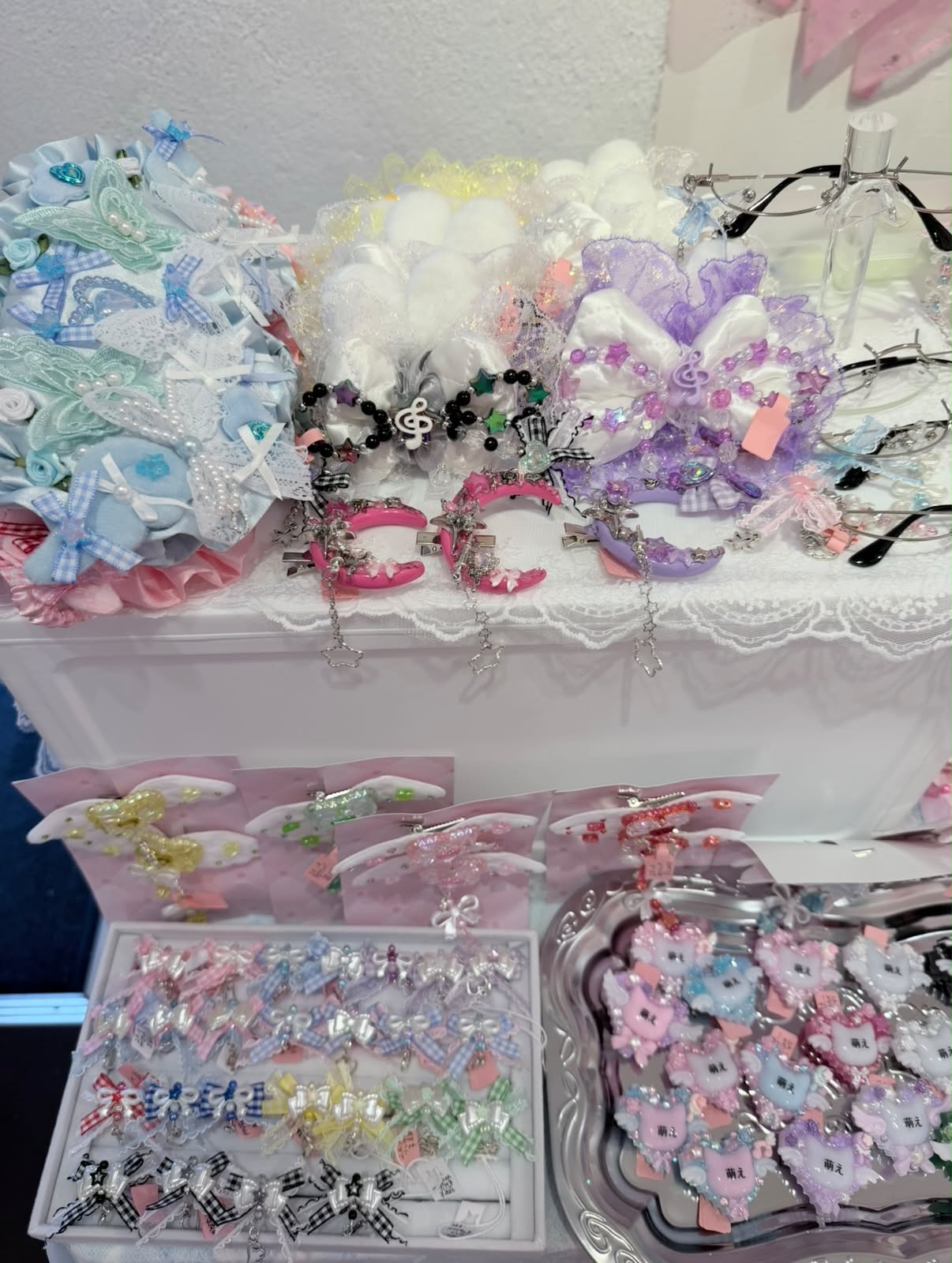 レースやリボンを使ったアクセサリーが並ぶかなちゃますとあの展示